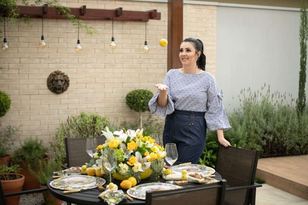 Melissa apresentando um cenário ao ar livre para jantar