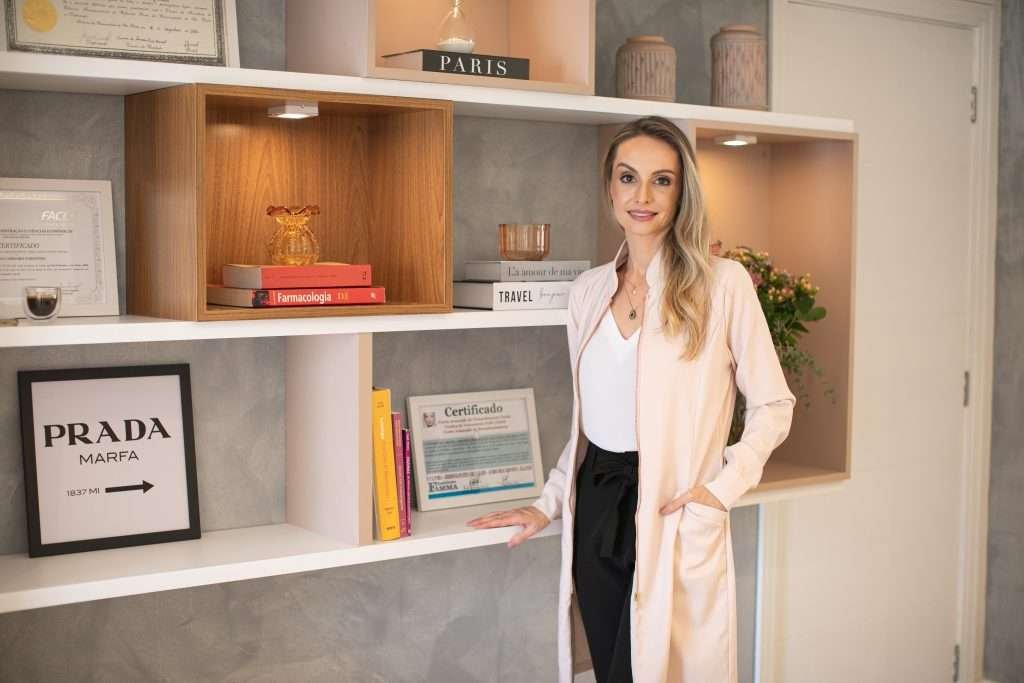 Amanda em frente a estante